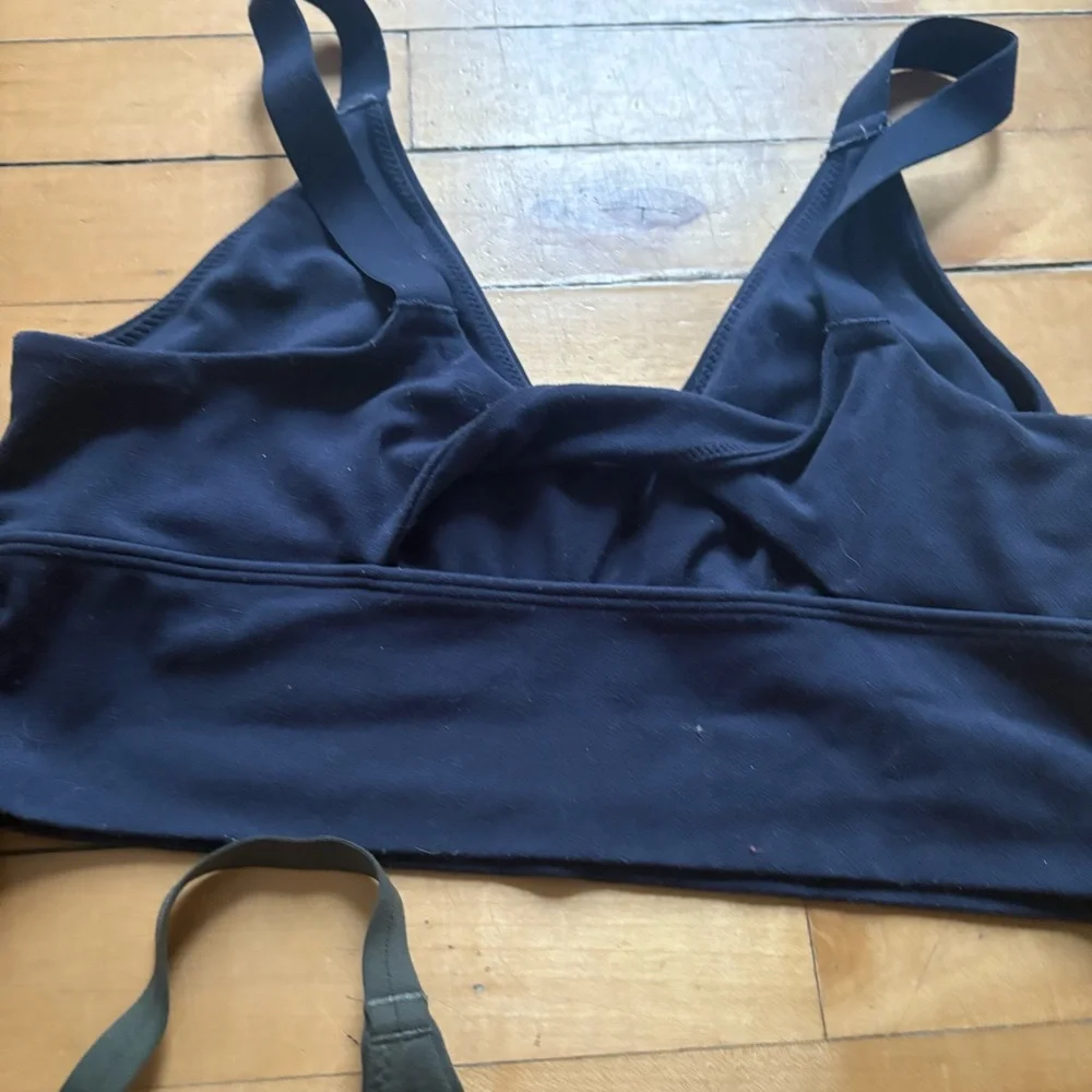 Bundle of 3 Aerie Sz M Navy, Black And Green Sport Bras - Picture 8 of 9